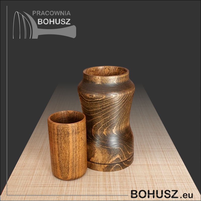 Klasyczny, symetryczny wazon i kubek z drewna bukowego stylizowanego